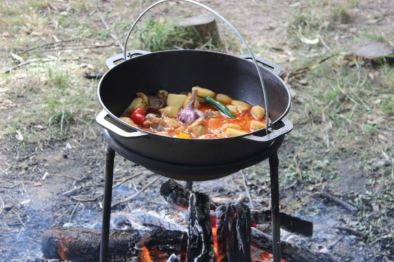 Cast iron asian cauldron 12 L WITH A GRILL LID-FRYING PAN, a bag  and a stand