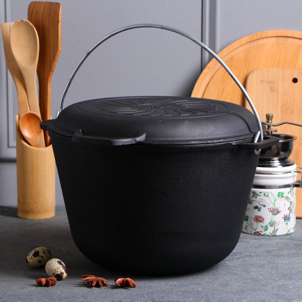 Cast iron tourist cauldron 8 L with а lid-frying pan and a bag