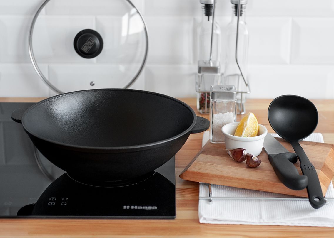 Cast iron pan WOK 4,7 L with a lid-frying pan