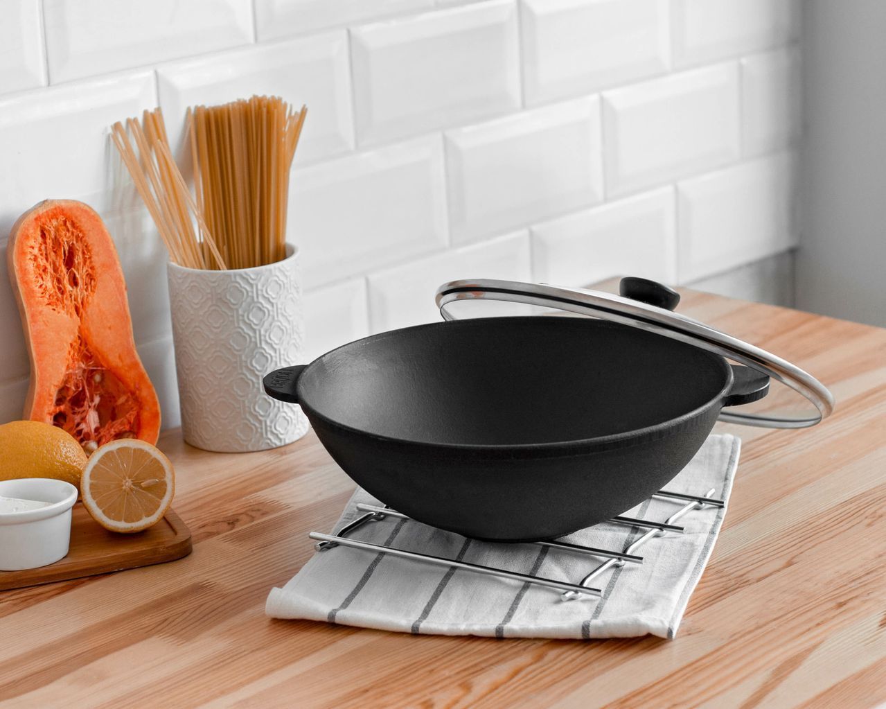 Cast iron pan WOK 4,7 L with a lid-frying pan