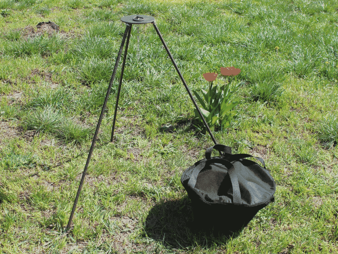 Tourist cast iron cauldron with aluminum lid 12 l and a tripod