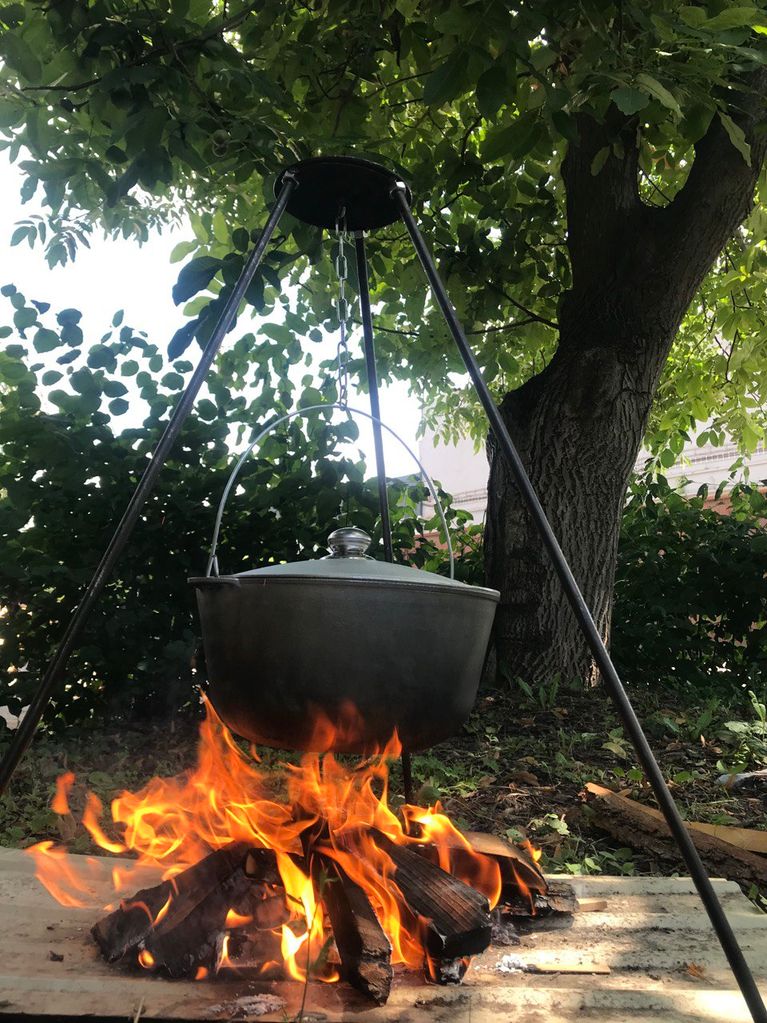 Tourist cast iron cauldron with aluminum lid 12 l and a tripod