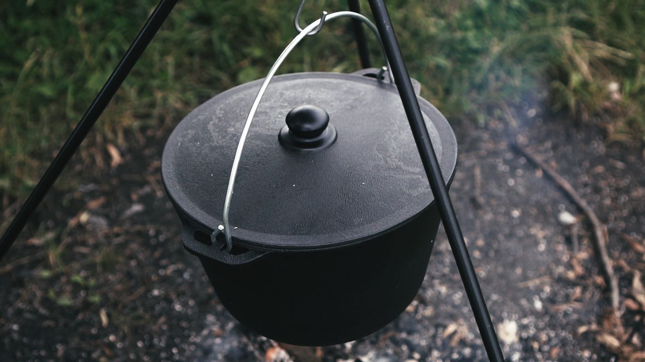 Tourist cast iron cauldron 6 l with lid and tripod