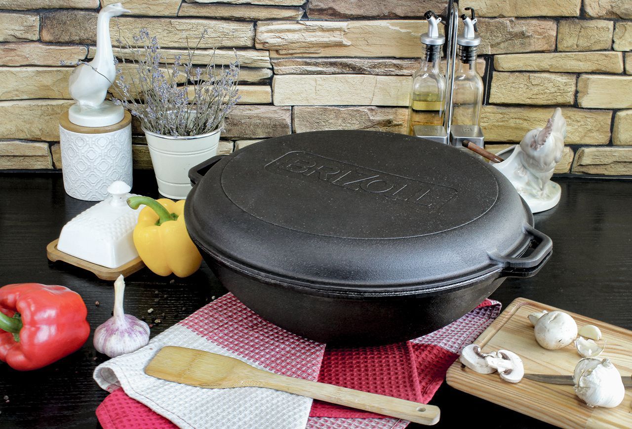 Cast iron pan WOK 8 L WITH A CAST IRON LID and a bag